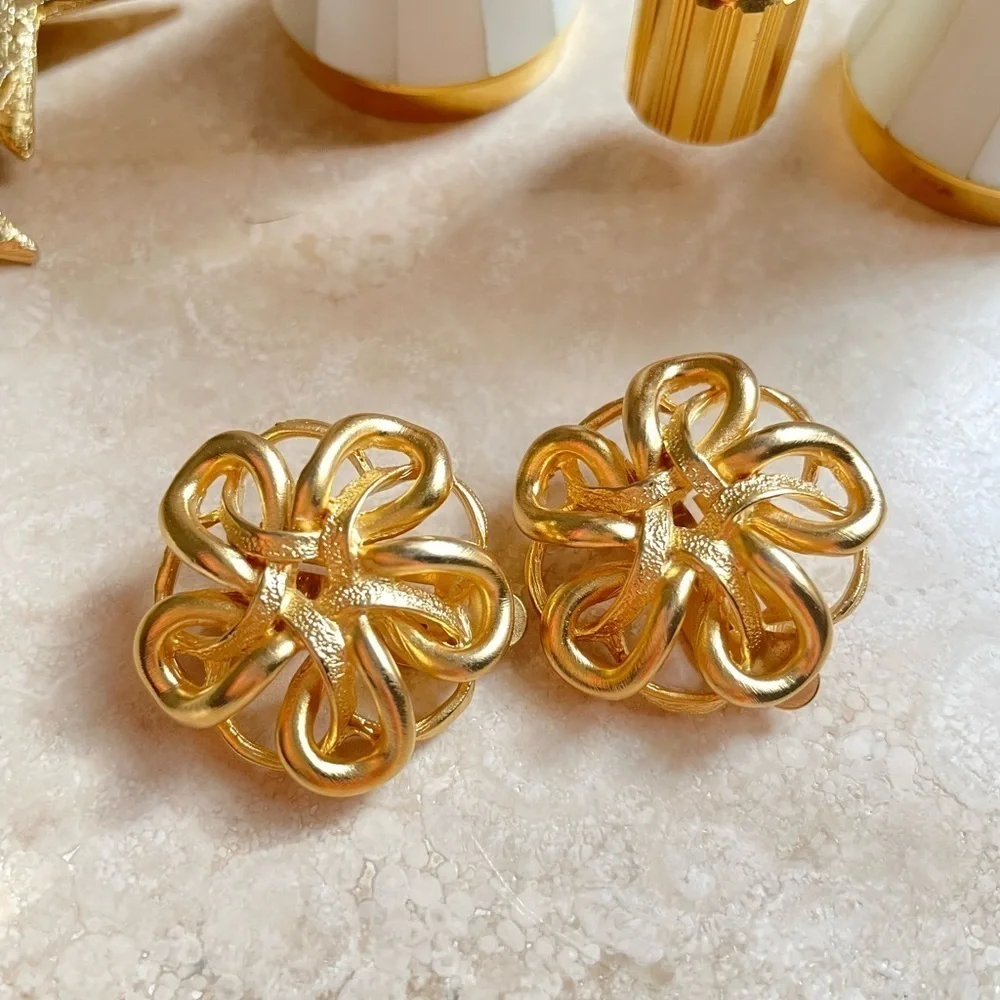 ❌SOLD❌ Vintage Oscar de la Renta Clip-on Earrings - Picture 1 of 2